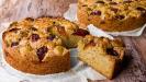 fresh plum & date & pistachio cakes : rightside-up or upside-down ?!