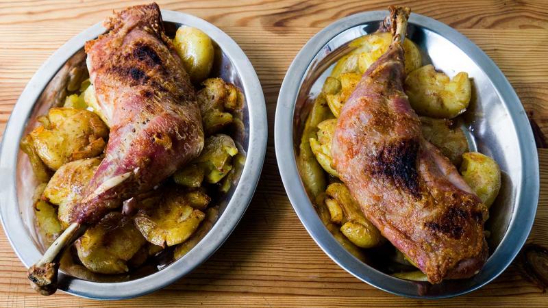 retour à l'essentiel : cuisses de dindes rôties & pommes de terre nues & sa salade aux herbes