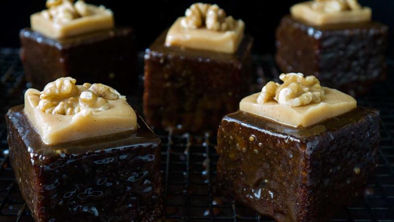 gâteaux aux pommes & noix, glacés au caramel sombre