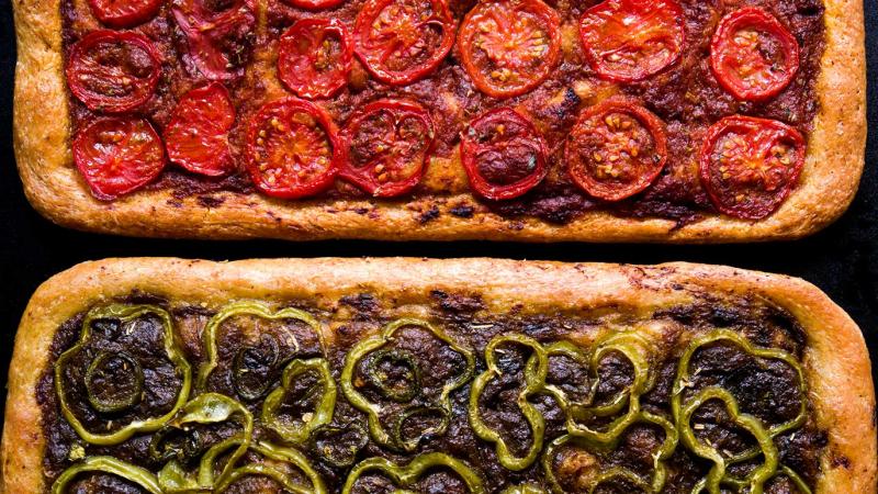 tarte-pizza rouge aux tomates & tarte-pizza verte aux poivrons