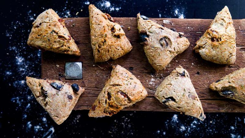 scones salés à l'huile d'olive - aux olives noires ou aux tomates séchées