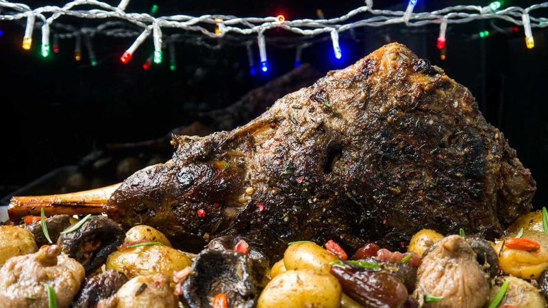 gigot d’agneau rôti & glacé au miel avec fruits & légumes