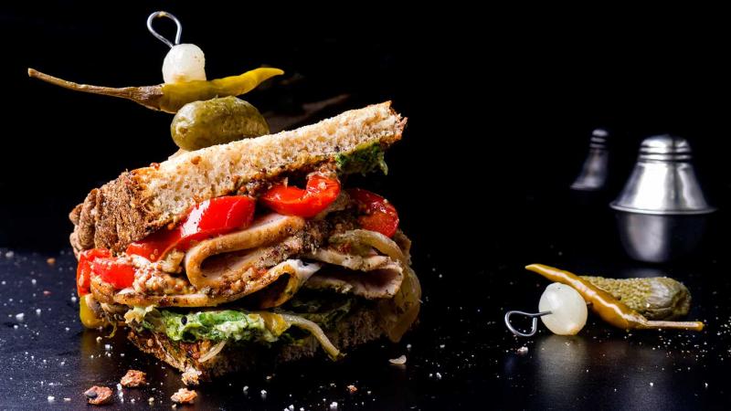 sandwich aux restes de «bête rôtie» avec tous les extras