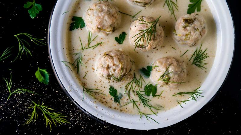 soupe 'avgolemono' (sauce aux œufs & citron) avec  'youvarlakia' (boulettes de viande) au poulet & riz