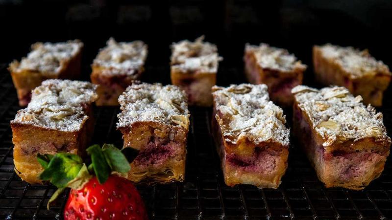 strawberry & ricotta & almond & filo shreds mini-cakes