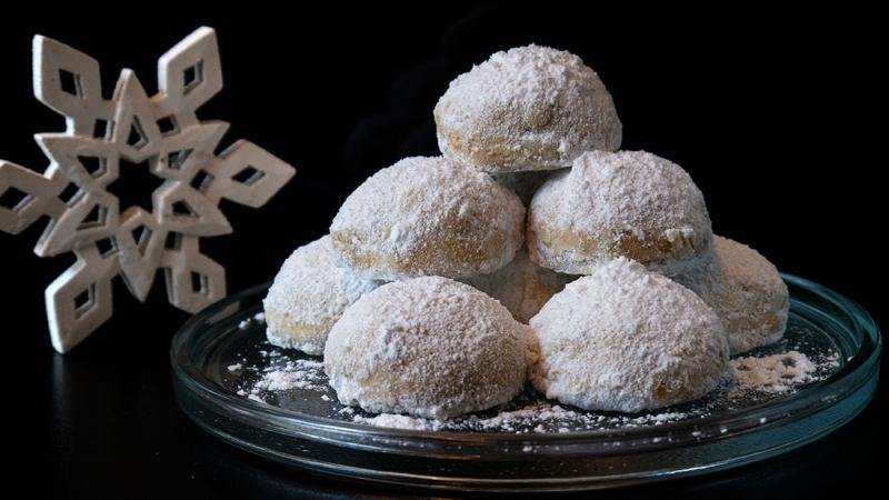 «kourabiedes» biscuits sablés boules de neige au beurre et aux amandes (avec des extras !)