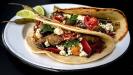 tacos aux légumes rôtis avec purée de pois chiches frits & fromage feta émietté