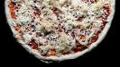 une meilleure pizza aux anchois & oignons & câpres & olives