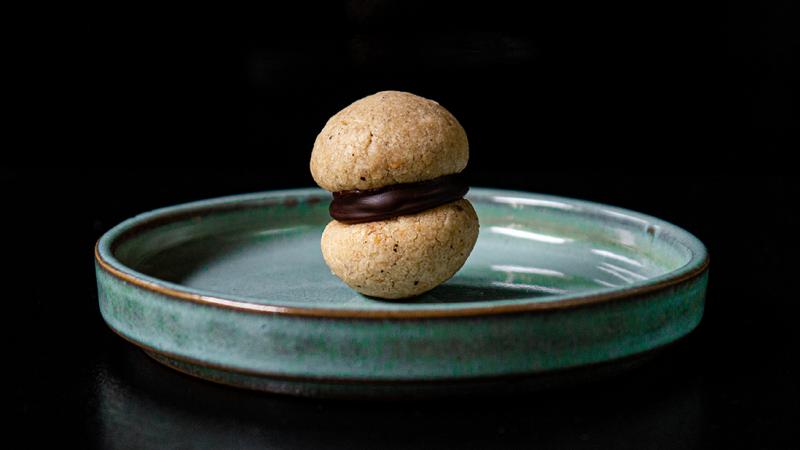 «baci di dama» biscuits aux noisettes & chocolat noir