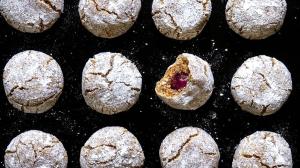 amaretti farcis à la noisette & cerise confite